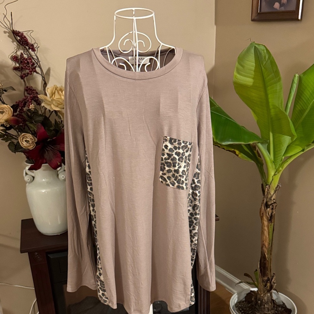 Zenana Leopard Accent Women's‎ Boutique Top